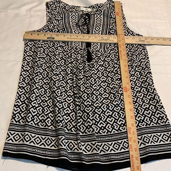 Max Studio Size Medium sleeveless blouse black & white like new with tassel tie - Picture 6 of 6